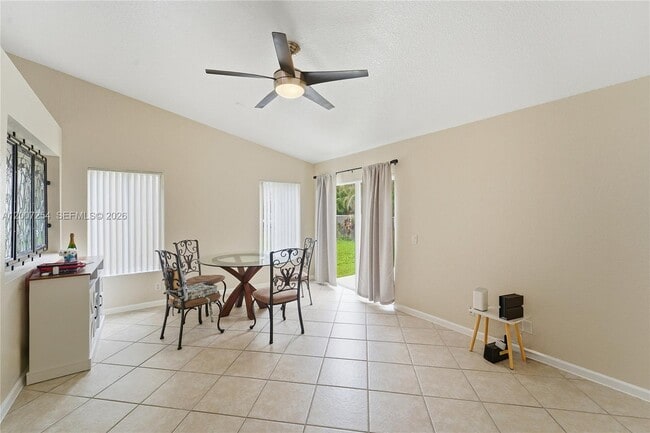 Building Photo - 1004 Golden Cane Dr