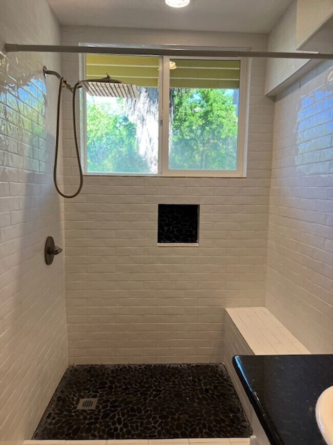 Building Photo - 3 Bedroom / 3 Bath Home with Ocean Views and World Class Surfing on Ali'i Dr