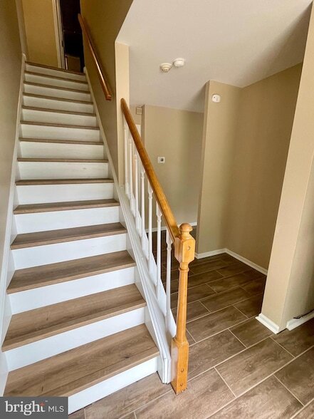Building Photo - 612 Mews Dr