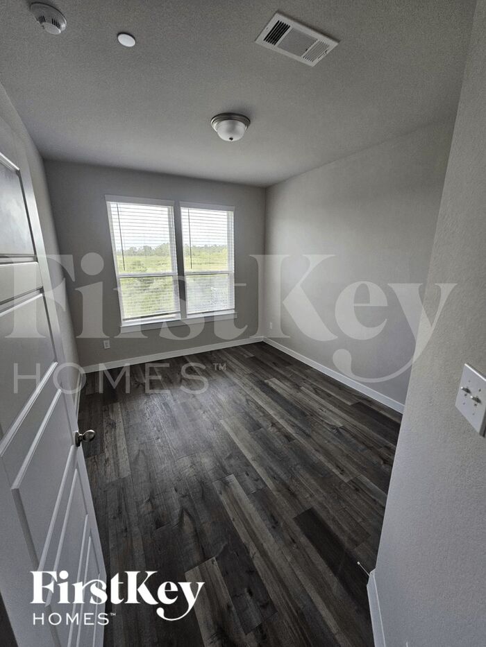 Building Photo - 381 N Centro Cir