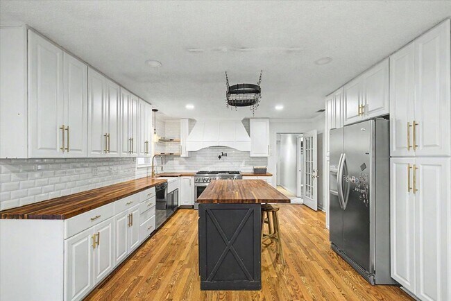 Building Photo - 4 bedroom house in Hesse school district