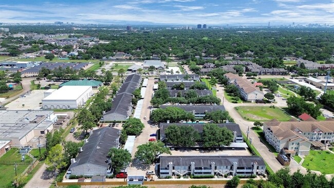Building Photo - 10757 Braes Bend Dr