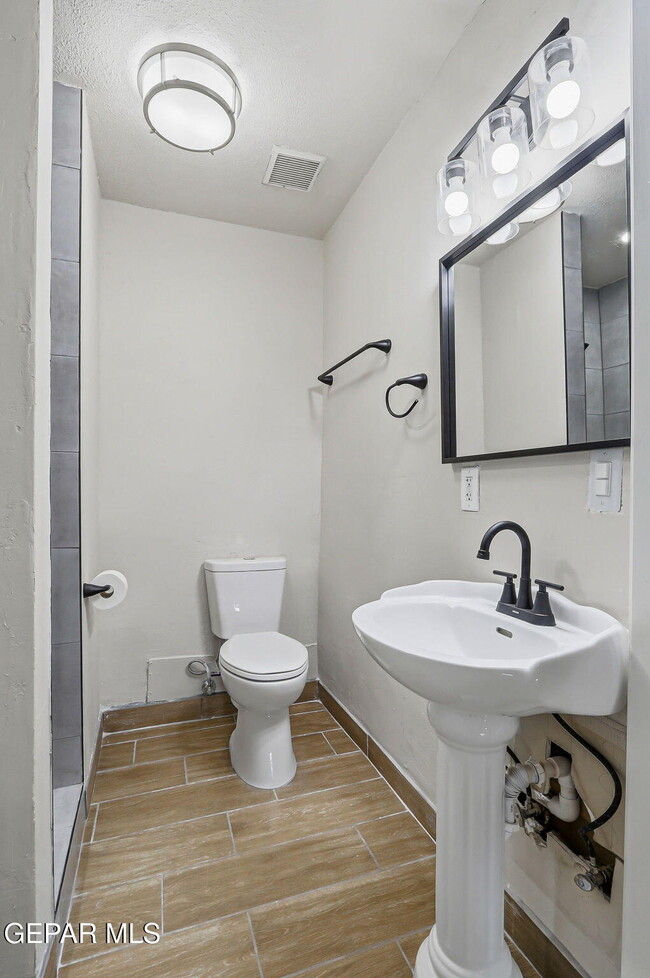 Building Photo - 2624 Lake Victoria Dr