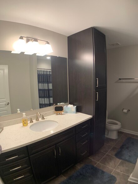 Shared Bathroom - 1625 Trailview Way NE