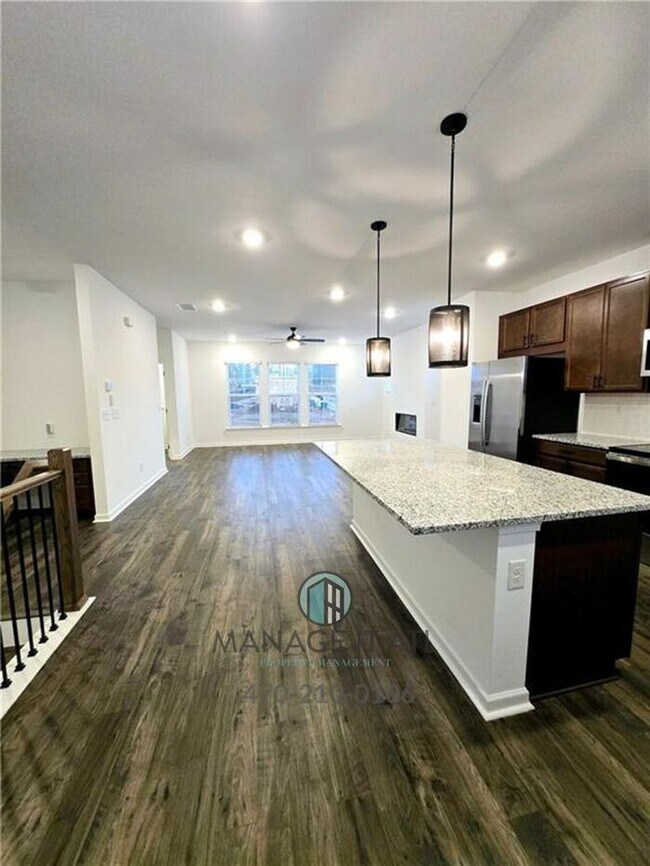 Building Photo - Beautiful End-Unit three-story townhome in Tucker