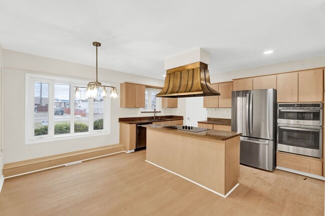 Building Photo - 3BD | 3BTH - HOT TUB - WATER FRONT - NEWLY RENOVATED - ON SYLVAN LAKE