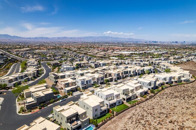 Building Photo - Luxury Rental with Mountain Views in Gated Henderson Community