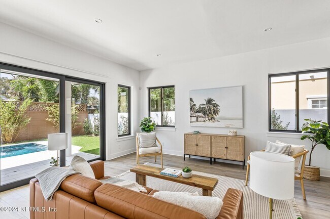 Building Photo - 207 Lora St