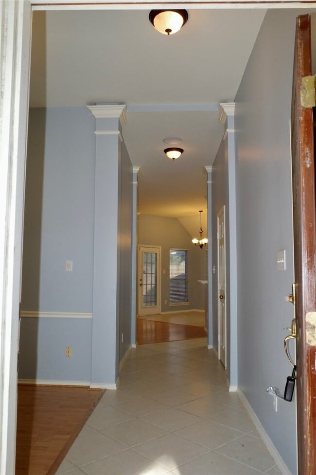 Building Photo - 1506 Rogers Lake Ln