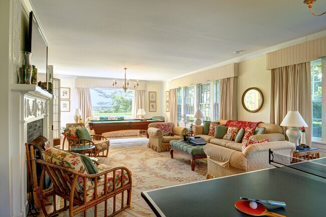 Building Photo - 18 Further Ln