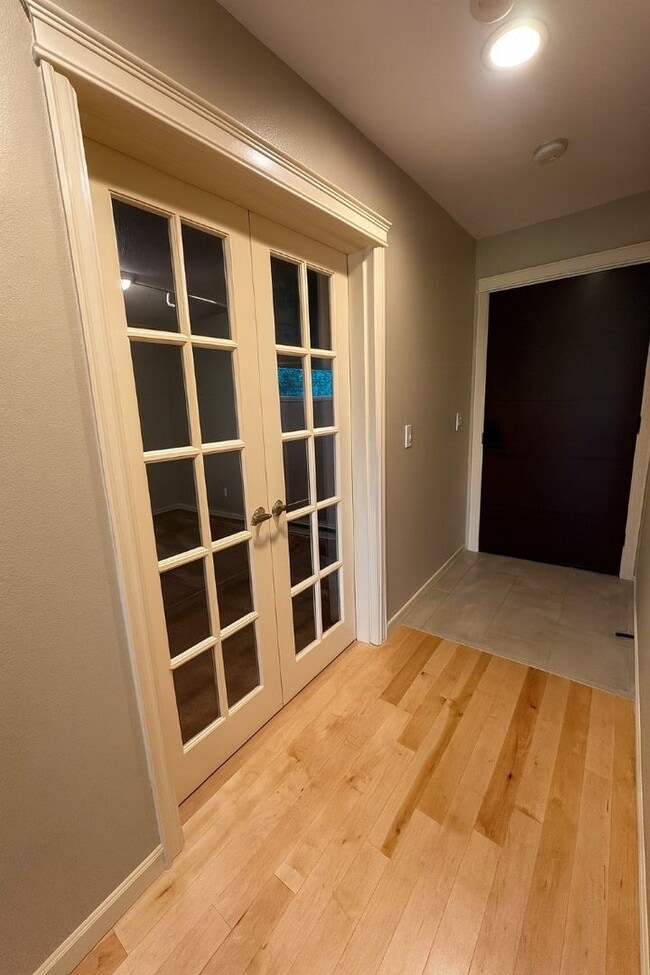 Building Photo - 2Bd/1Ba Bellevue Condo