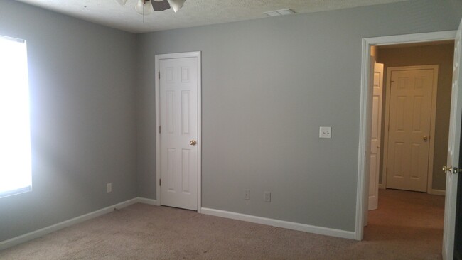 Building Photo - Southside Single Family Home Attached 2 Car Garage 3bd/2.5 Bath Romney Sub.