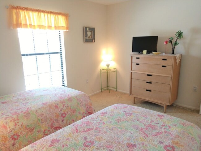 Building Photo - Seasonal Short-Term 2-Bedroom 2-Bathroom 2nd Floor Condo located at Mission Lakes!