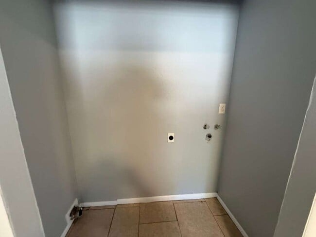 Building Photo - Remodeled & Upgraded Beautiful 2/1.5!! Apply for FREE!!!