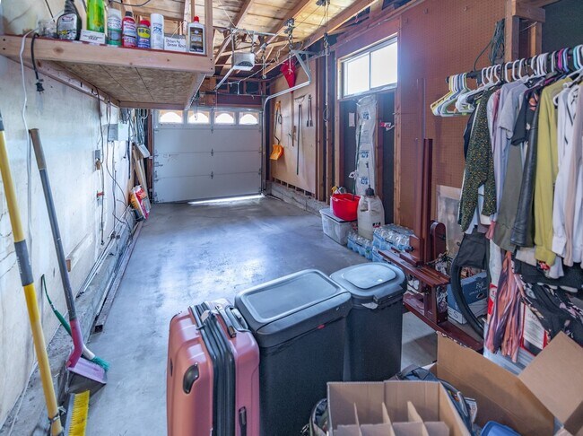 Building Photo - Amazing 3 bed/3 bath rental.  New Flooring!!  Solar Panels!!