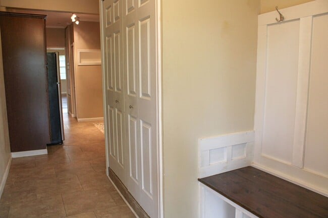 Building Photo - 2 BEDROOM - MAHNCKE PARK