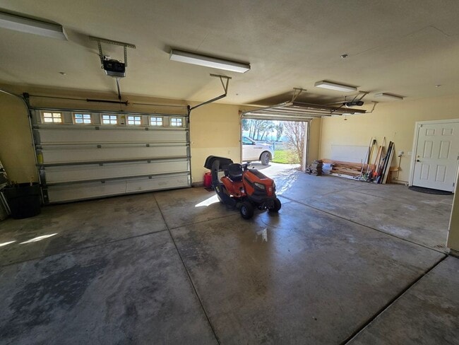 Building Photo - Private Country Living!!!