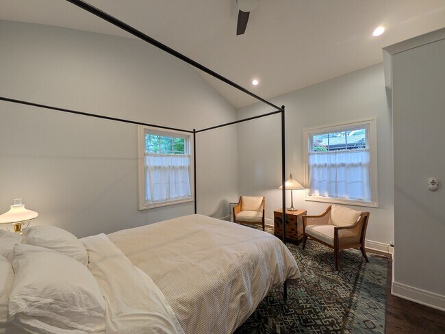 Building Photo - 2741 Lincolnwood Dr