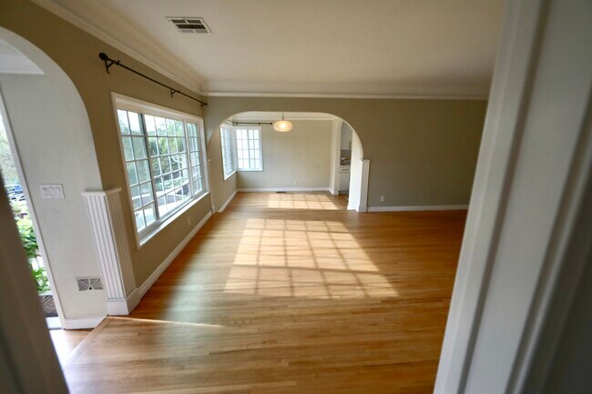 Living Room w/o furniture - 1029 Chautauqua Blvd