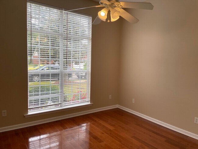 Building Photo - 1247 Carriage Dr