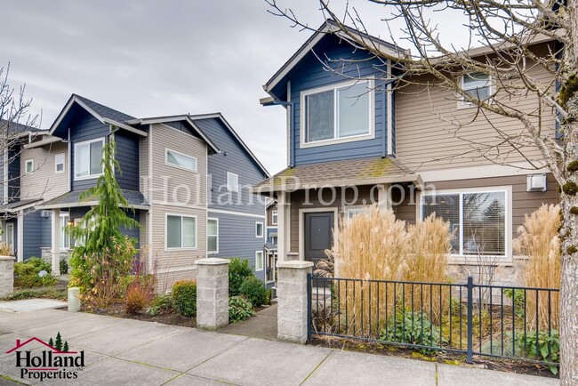 Building Photo - Stunning 3 Bedroom 2.5 bath Townhome in Hi...