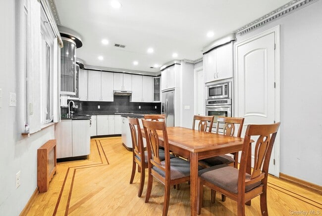 Building Photo - 77-16 Kew Forest Ln