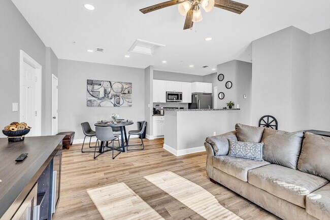 Building Photo - Snow Birds & TDY! Fully furnished 2 bed condo!