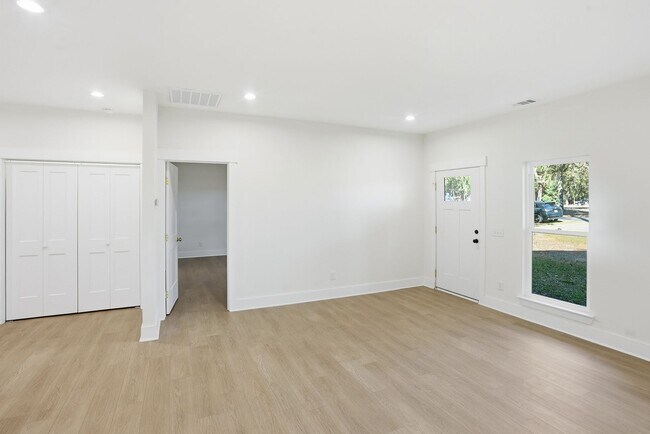 Building Photo - Spacious 3 Bedroom Home with Bonus Suite i...