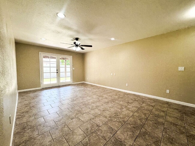 Building Photo - "Newly Updated 3-Bedroom Duplex with 2 Ful...