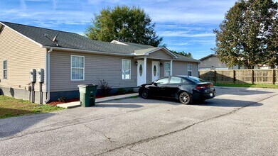 Building Photo - 3 Bedroom Duplex with Yard