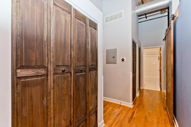 Building Photo - 1 bedroom in Chicago IL 60607