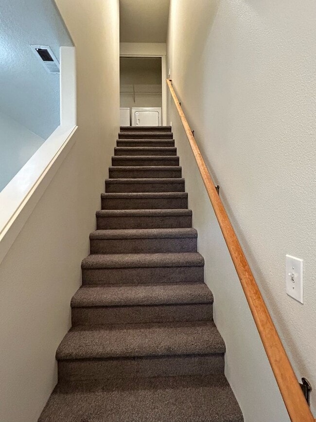Building Photo - Beautifully Renovated 3 Bedroom Townhome i...