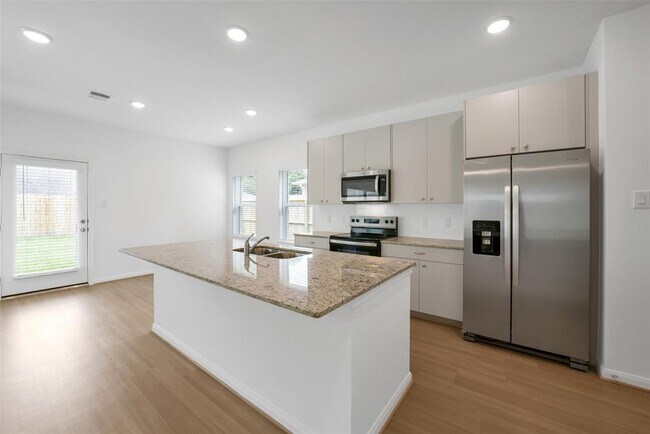Building Photo - 13311 Campos Dr