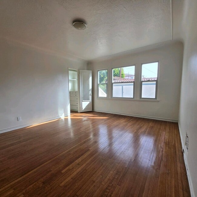 Building Photo - Large Fairfax area Lower Duplex