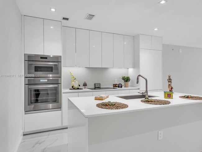 Building Photo - 700 NE 24th St