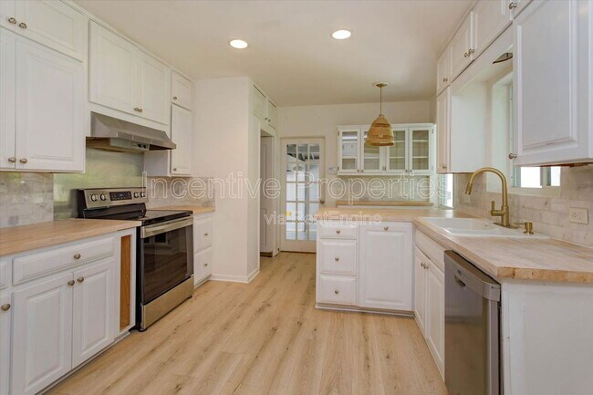 Building Photo - 1235 Ayrshire St