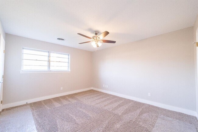 Building Photo - Great 3/2 with a Large Bonus Room