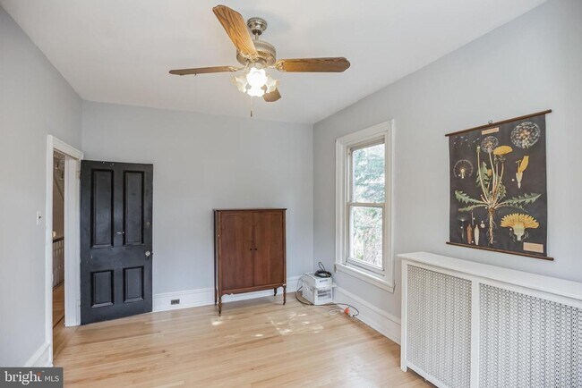 Building Photo - 117 Rochelle Ave