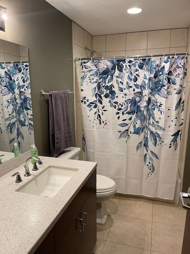 Building Photo - Beautiful Downtown Condo!