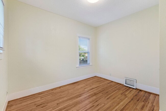 Building Photo - 2 Bedroom 1 Bath Duplex