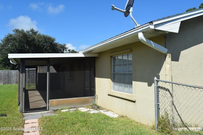 Building Photo - 1941 Talloak Rd
