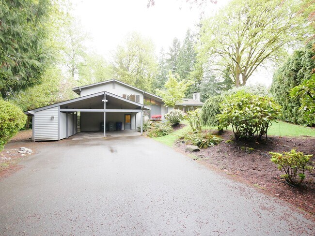 Building Photo - 3 Bed and 3 Bath Plus Office Private Singl...