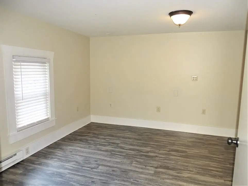 Building Photo - 125 E Main St