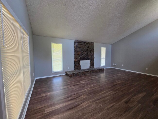 Building Photo - 6369 Golden Park Dr