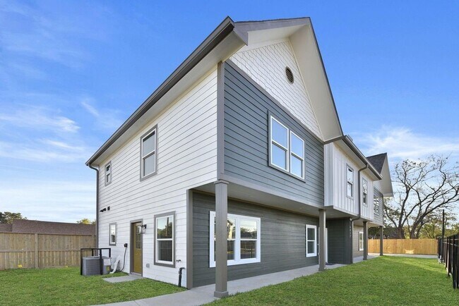Building Photo - 6417 Eastland St