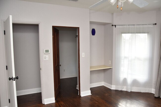 Building Photo - 3 Bedroom 1.5 Bath Hilltop 2 Story Home