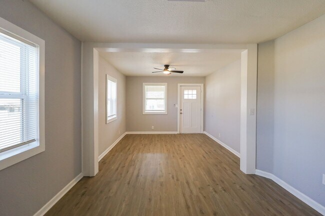 Building Photo - Beautifully Redone 3 Bedroom House! Available for Immediate Move in!