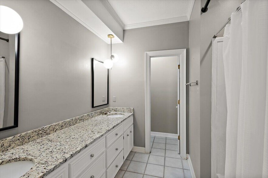 Building Photo - 423 Woodlands Cir