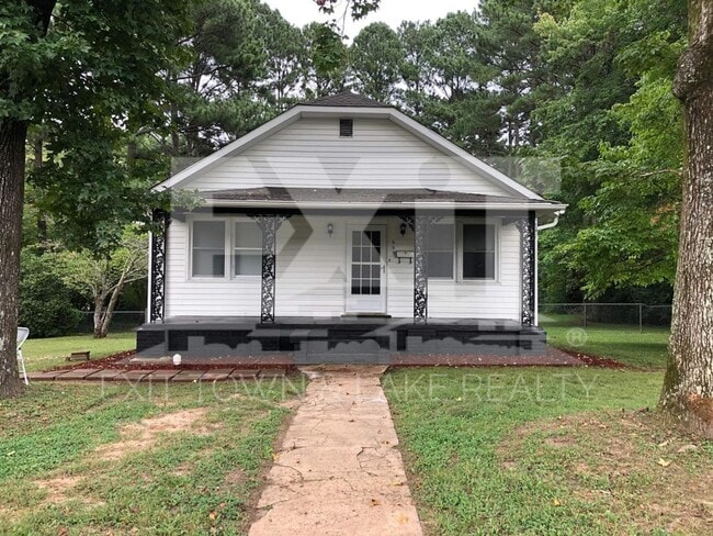 Primary Photo - Fully Furnished 3 Bedroom/2 Bathroom Home ...