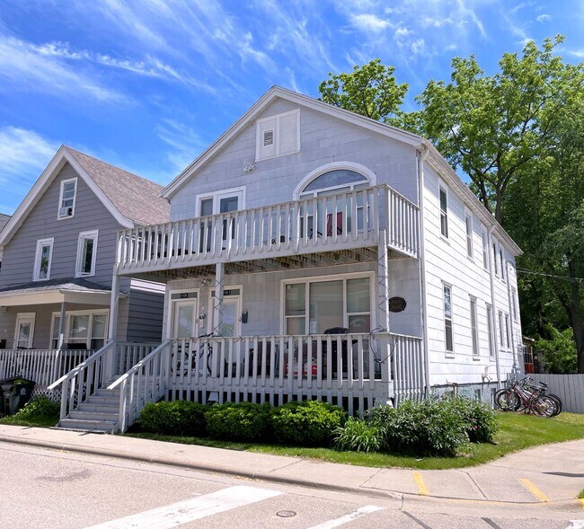 Primary Photo - 1129-1131 Bowen Ct